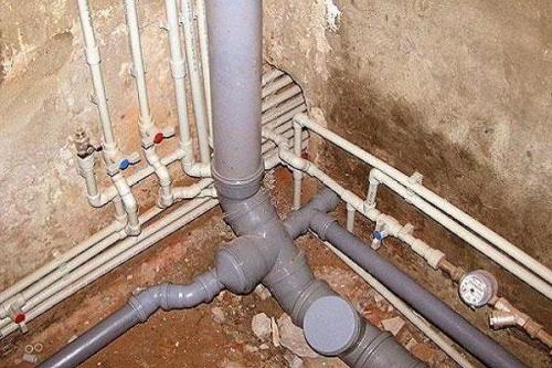 Установка натяжных потолков до или после обоев. Особенности очередности при ремонте стен и потолка