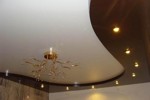 Монтаж двухуровневого натяжного потолка своими руками. Преимущества и недостатки двойных натяжных потолков 14 Монтаж двухуровневого натяжного потолка своими руками. Преимущества и недостатки двойных натяжных потолков 14