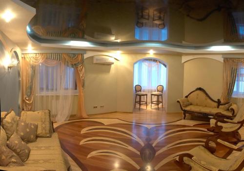 Какой натяжной потолок лучше сделать в зале. Цвет натяжного потолка