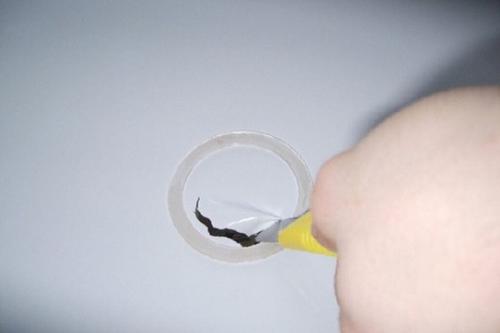 Как повесить карниз на натяжной потолок с закладной. Как повесить потолочную гардину на натяжной потолок?