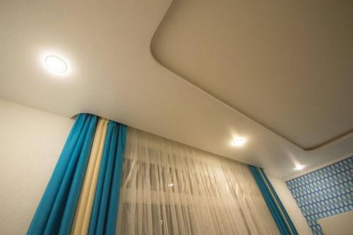 Как повесить карниз на натяжной потолок с закладной. Как повесить потолочную гардину на натяжной потолок?