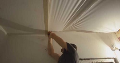 Как убрать складки на натяжном потолке. От каких ошибок монтажа появляются складки на натяжном потолке