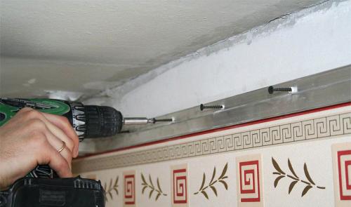 Как крепить направляющие для натяжного потолка. Как крепить профиль для натяжного потолка — инструкция 04