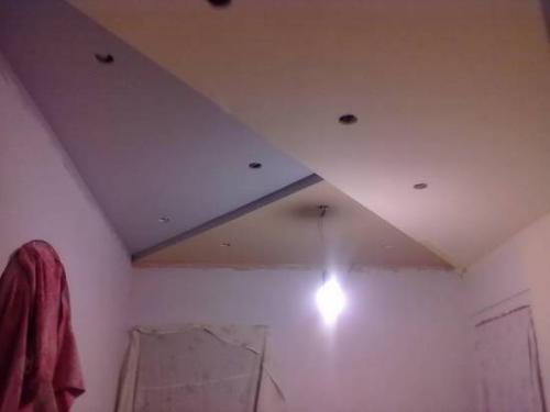 Нужно ли убирать мебель при натяжке потолков. Выносить ли мебель из комнаты при установке натяжного потолка?