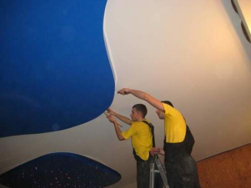 Нужно ли убирать мебель при натяжке потолков. Выносить ли мебель из комнаты при установке натяжного потолка?