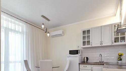 Установка натяжного потолка на кухне. Натяжной потолок на кухне: 105 вариантов дизайна в реальных фото