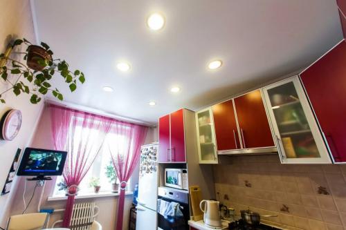 Установка натяжного потолка на кухне. Натяжной потолок на кухне: 105 вариантов дизайна в реальных фото