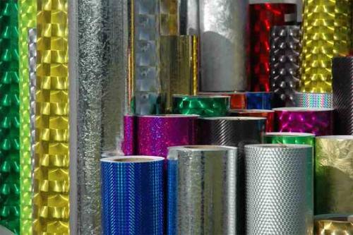 Нужно ли убирать мебель при натяжке потолков. Выносить ли мебель из комнаты при установке натяжного потолка?