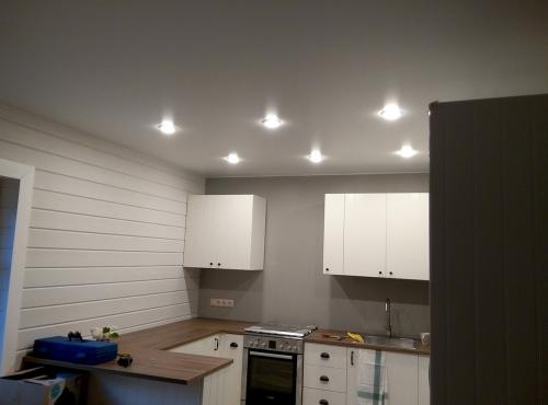 Установка натяжного потолка на кухне. Натяжной потолок на кухне: 105 вариантов дизайна в реальных фото