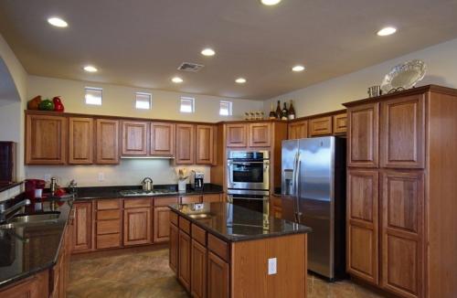 Установка натяжного потолка на кухне. Натяжной потолок на кухне: 105 вариантов дизайна в реальных фото