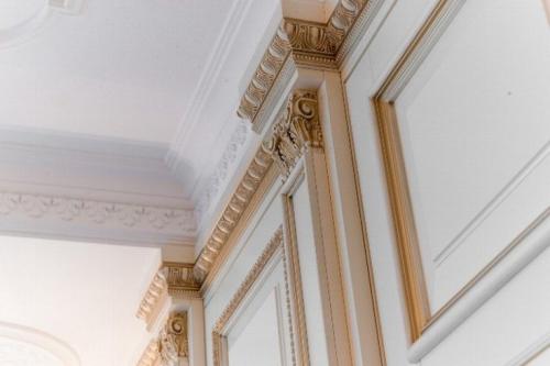 Нужен ли потолочный плинтус в современном интерьере 2022. Типы потолочных плинтусов
