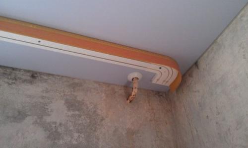 Как крепить алюминиевый карниз к потолку. Крепление карниза к потолку: особенности установки на натяжные, гипсокартонные конструкции и на стену