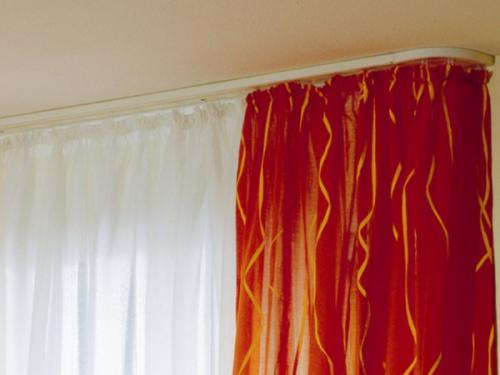 Как крепить алюминиевый карниз к потолку. Крепление карниза к потолку: особенности установки на натяжные, гипсокартонные конструкции и на стену