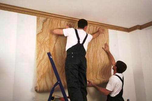 Между обоями и натяжным потолком. Особенности  поклейки обоев