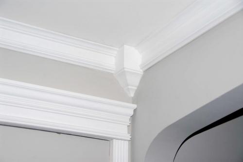 Нужен ли потолочный плинтус в современном интерьере 2022. Материал изготовления