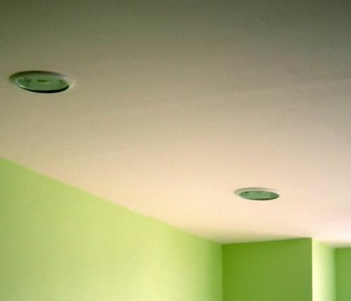 Гипсокартонный потолок без плинтуса. Плинтусы