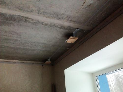 Как прикрепить потолочный карниз без сверления. Как закрепить потолочный карниз на подвесной потолок?