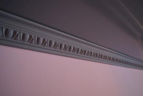 Потолочный плинтус в интерьере 2022. Материалы потолочных плинтусов