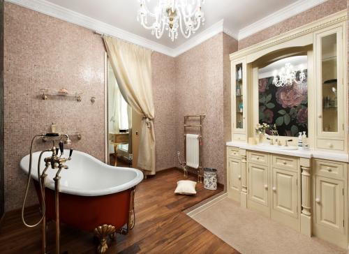 Потолочный плинтус в интерьере 2022. Материалы потолочных плинтусов