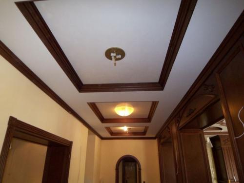 Потолочный плинтус в интерьере 2022. Материалы потолочных плинтусов