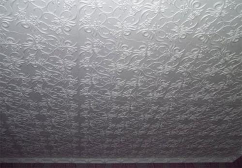Детально расскажем об чем задекорировать швы на потолке. 5 идей маскировки дефектов шва потолочных плиток ПВХ