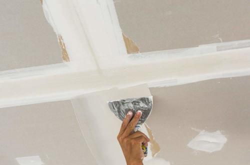 Детально расскажем об чем задекорировать швы на потолке. 5 идей маскировки дефектов шва потолочных плиток ПВХ 20