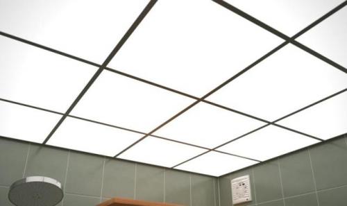 Детально расскажем об чем задекорировать швы на потолке. 5 идей маскировки дефектов шва потолочных плиток ПВХ