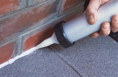 Полоска между потолком и стеной. Крепим современную «лепнину»