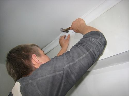 Установка потолочного карниза при монтаже натяжного потолка. Монтаж карниза для светодиодной подсветки 03