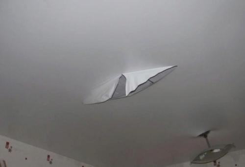 Разойдется ли дырка в натяжном потолке. Особенности повреждений