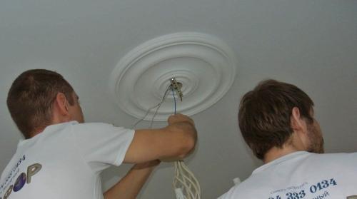 Ремонт натяжного потолка при проколе и порезе. Чем заклеить натяжной потолок в случае пореза или прокола? 11