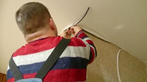 Ремонт натяжного потолка при проколе и порезе. Чем заклеить натяжной потолок в случае пореза или прокола? 07