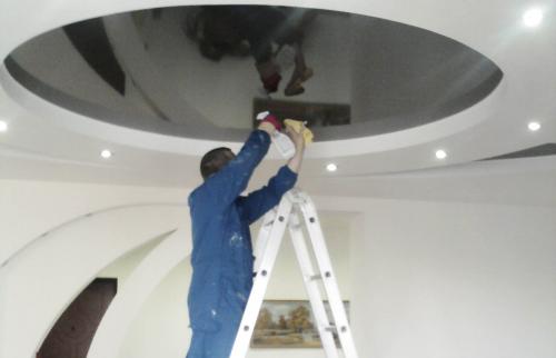 Ремонт натяжного потолка при проколе и порезе. Чем заклеить натяжной потолок в случае пореза или прокола? 13