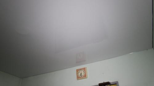 Можно ли снять натяжной потолок и снова натянуть. Как демонтировать и повторно установить натяжной потолок?