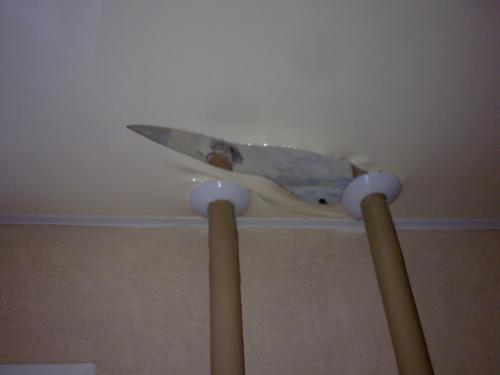 Чем закрыть отверстие в натяжном потолке от люстры. Как можно заделать дефекты натяжных потолков