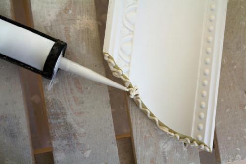 Ниша для штор в натяжном потолке: как приклеить плинтус. Как скрыть карниз за потолочным плинтусом