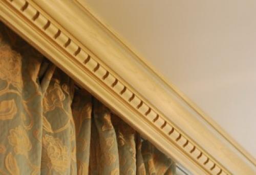 Как крепить потолочный карниз к стене. Варианты изготовления