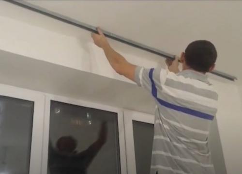 Ниша для штор в натяжном потолке: как приклеить плинтус. Как скрыть карниз за потолочным плинтусом