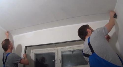 Ниша для штор в натяжном потолке: как приклеить плинтус. Как скрыть карниз за потолочным плинтусом