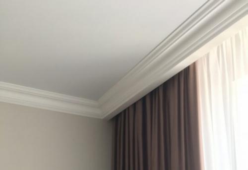 Ниша для штор в натяжном потолке: как приклеить плинтус. Как скрыть карниз за потолочным плинтусом