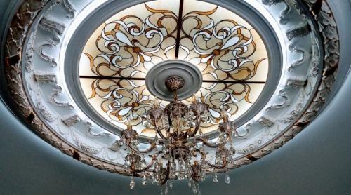 Какие лучше сделать потолки в квартире. Все варианты отделки потолка: советы, какой потолок лучше сделать в квартире или частном доме, сравнение плюсов и минусов покрытий