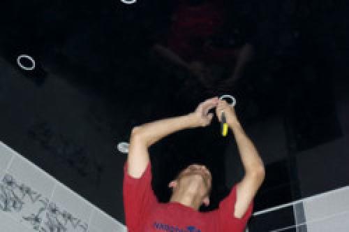 Начал рваться натяжной потолок возле люстры, что делать. Способы устранения дефектов 03