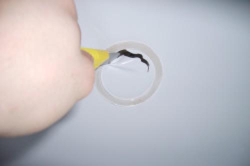 Начал рваться натяжной потолок возле люстры, что делать. Способы устранения дефектов 04