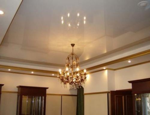 Начал рваться натяжной потолок возле люстры, что делать. Способы устранения дефектов 02