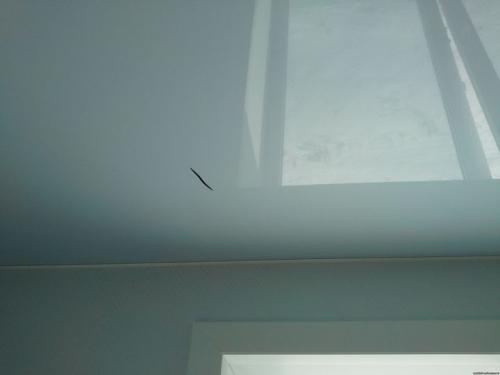 Порвался натяжной потолок, что делать. Что делать, если порвался натяжной потолок