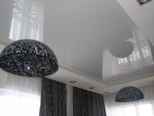 Какие натяжные потолки лучше глянцевые или матовые. Выбираем, какой натяжной потолок лучше глянцевый или матовый: виды, особенности, цены