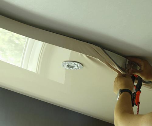 Сколько стоит заделать дырку в натяжном потолке. Сколько стоит ремонт натяжного потолка и от чего зависит цена?