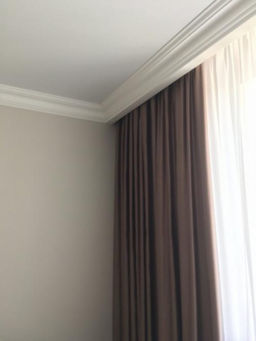 Щель между карнизом и потолком. Чем красиво заделать щель между подвесным потолком и карнизом