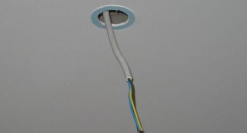 Монтажные отверстия в натяжном потолке. Выполняем отверстия до монтажа самого потолка