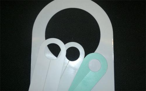 Можно ли делать отверстия в натяжном потолке. Отверстия для обхода труб 01